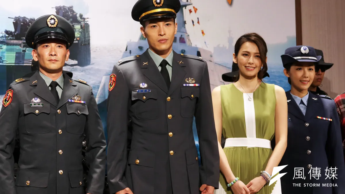 -國軍形象連續劇《最好的選擇》主要演員發布會下午登場,圖為主要演員安唯稜(右起)、袁艾菲、陳禕倫、高山峰一同在媒體鏡頭前現身。(蘇仲泓攝)