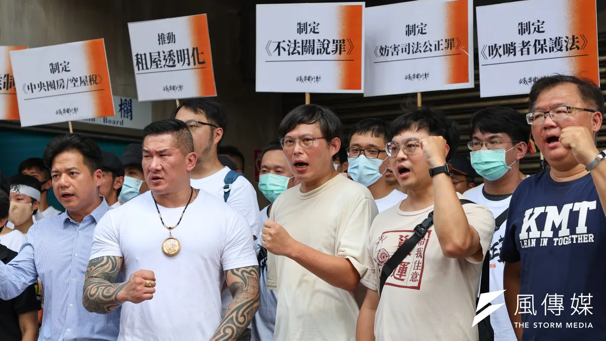 館長陳之漢(左二)、前立委黃國昌(中)等團體21日舉行「國會新會期,716承諾別忘記」記者會。(顏麟宇攝)