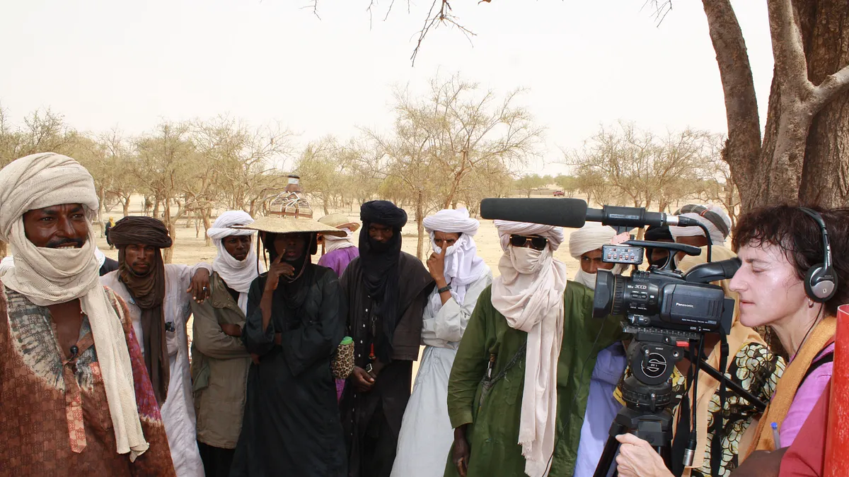 作者在尼日見到新聞採訪。(無境文化提供)