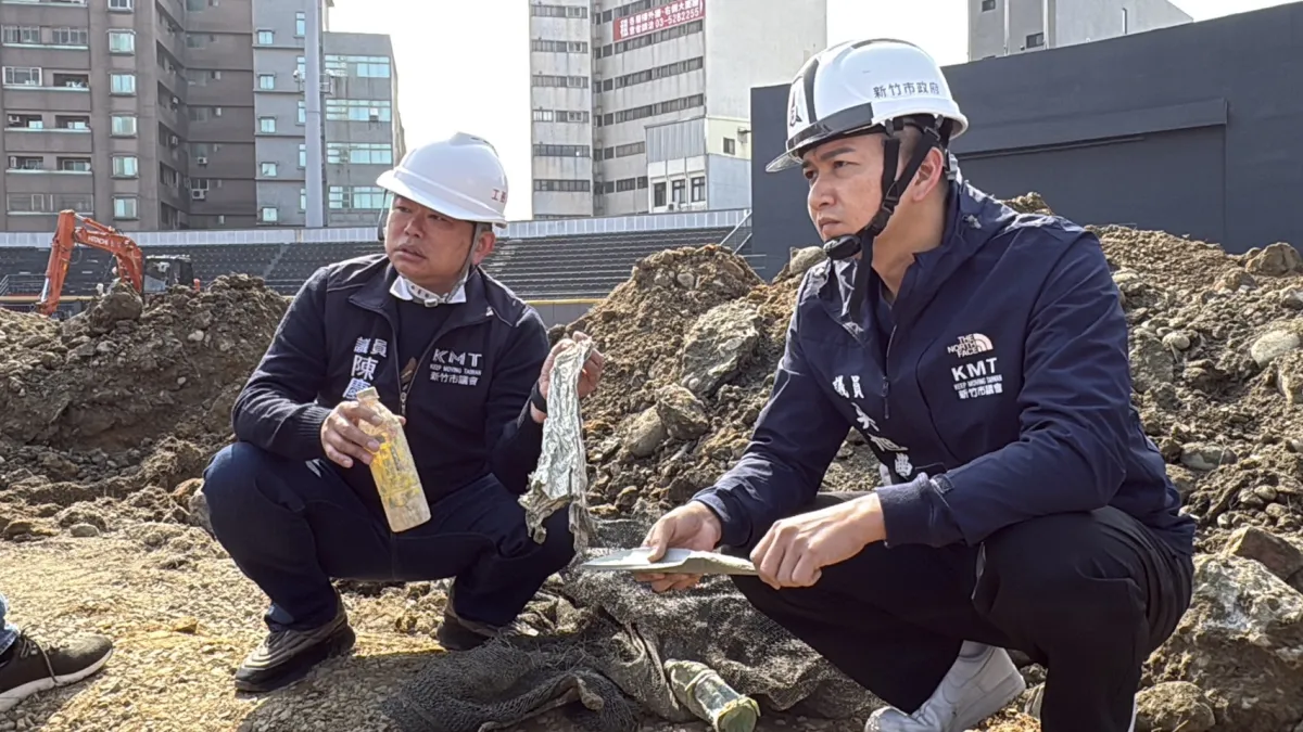 新竹市議會國民黨團總召陳慶齡、吳旭豐手持從棒球場內挖出的寶特瓶、廢棄物。(圖/新竹市議會國民黨團提供)