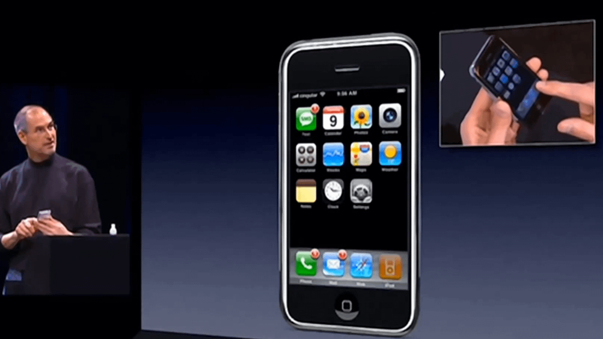 iPhone是蘋果公司推出的第一代智慧型手機,於2007年1月9日正式發布。(翻攝自youtube) iPhone是蘋果公司推出的第一代智慧型手機,於2007年1月9日正式發布。(翻攝自youtube)