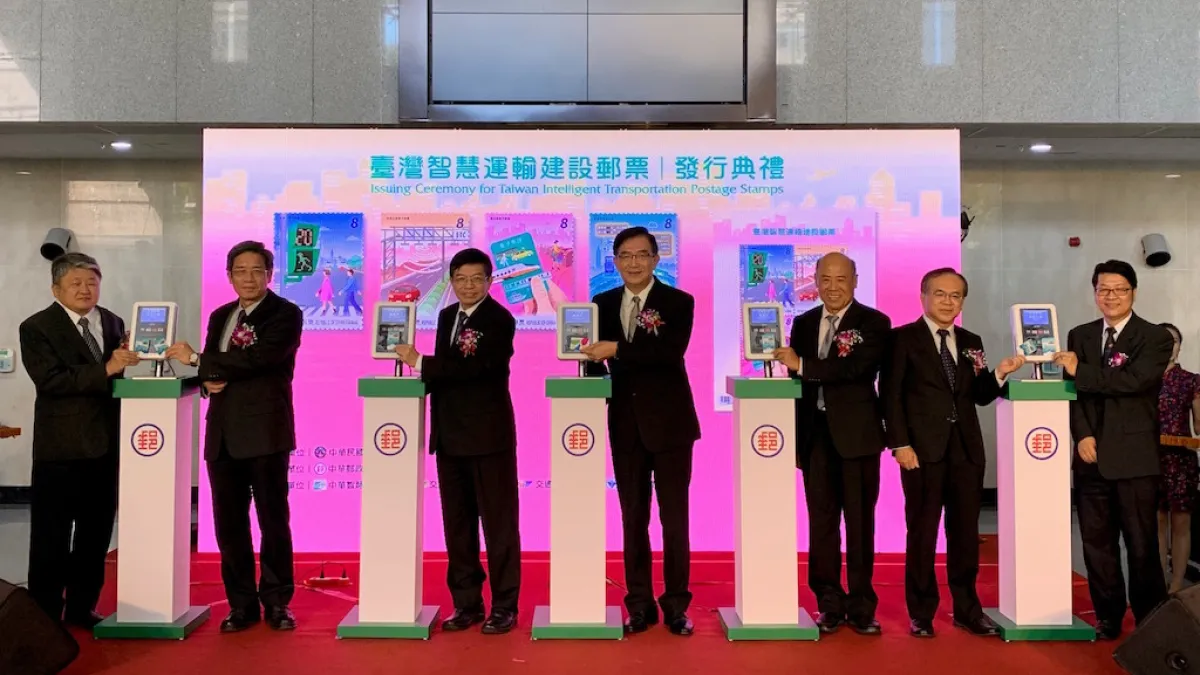 發行典禮由(左起)交通部郵電司司長王廷俊、交通部高速公路局局長趙興華、交通部政務次長王國材、中華郵政公司董事長吳宏謀、中華智慧運輸協會理事長張永昌、交通部公路總局局長陳彥伯、中華集郵團體聯合會理事長林茂興共同揭幕。(圖/中華郵政公司提供)