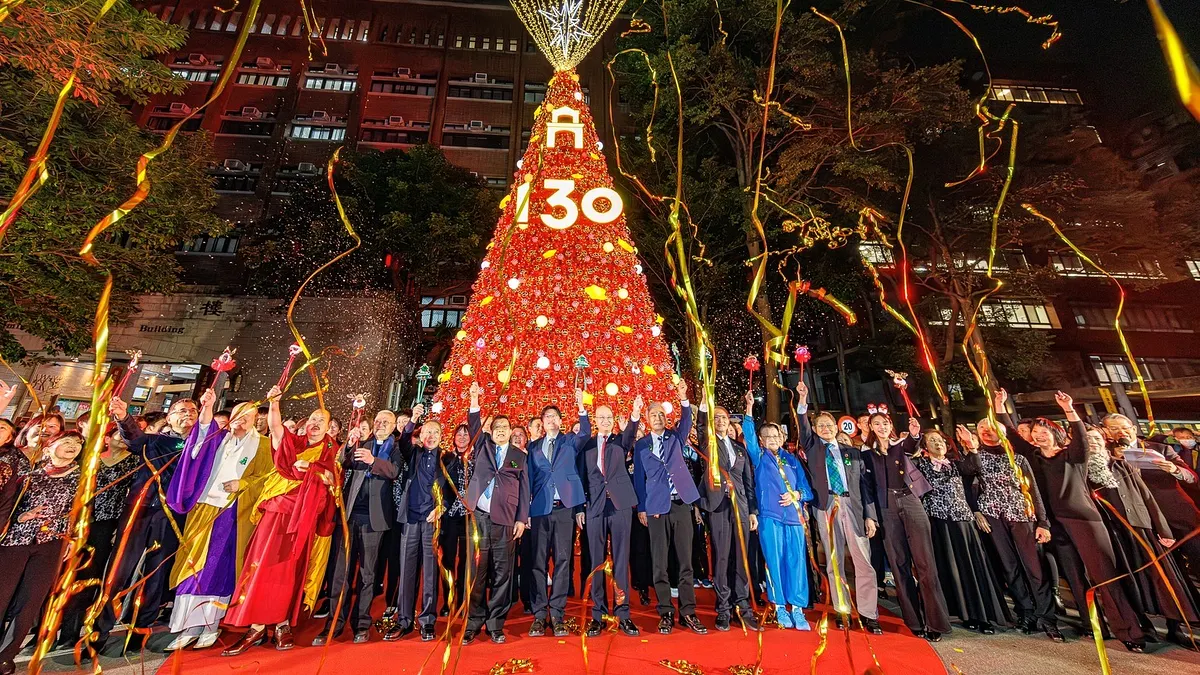 15米「紅色奇蹟」點亮雙春金蛇年 國北教大130校慶化身最暖聖誕之光。(圖/億光文化基金會提供) 15米「紅色奇蹟」點亮雙春金蛇年 國北教大130校慶化身最暖聖誕之光。(圖/億光文化基金會提供)