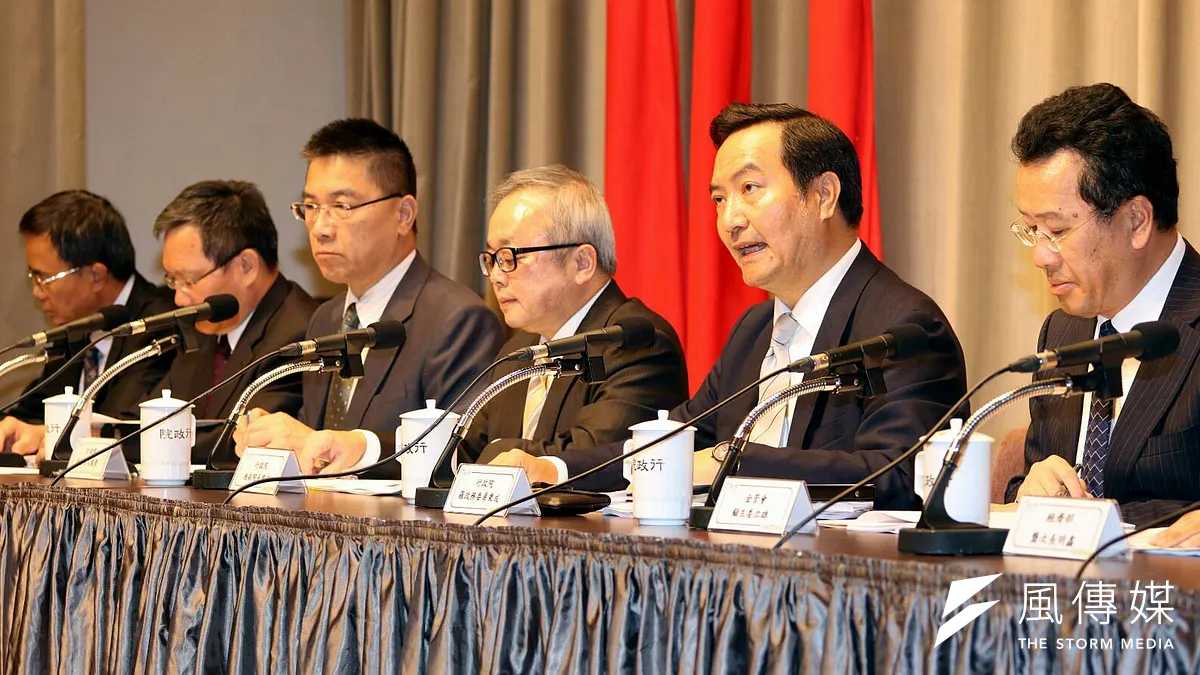 行政院2日公佈獵雷艦專案調查報告,副院長施俊吉表示,慶富205億元聯貸,主辦銀行第一銀行有五大缺失。(蘇仲泓攝) 行政院2日公佈獵雷艦專案調查報告,副院長施俊吉表示,慶富205億元聯貸,主辦銀行第一銀行有五大缺失。(蘇仲泓攝)