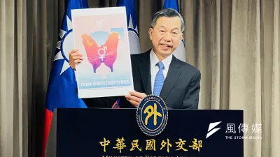 2024年3月7日,外交部非政府組織國際事務會執行長陳剛毅展示台灣性平週主視覺。(簡恒宇攝)