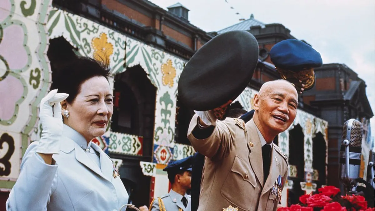 1970年蔣介石與宋美齡在台北國慶節閲兵。「外省人」由蔣帶到台灣,大多在政治上支持國民黨。(BBC中文網)