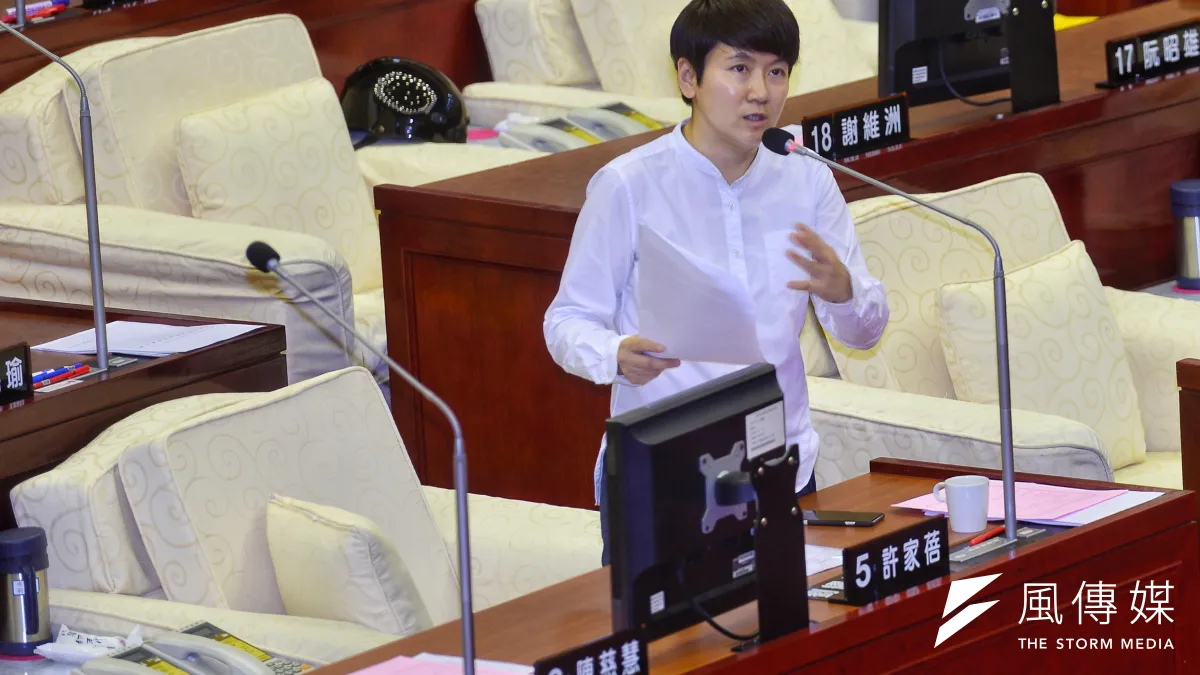 台北市議員許家蓓在質詢中指出台北市公車候車亭有偷工減料情形。(資料照,甘岱民攝)