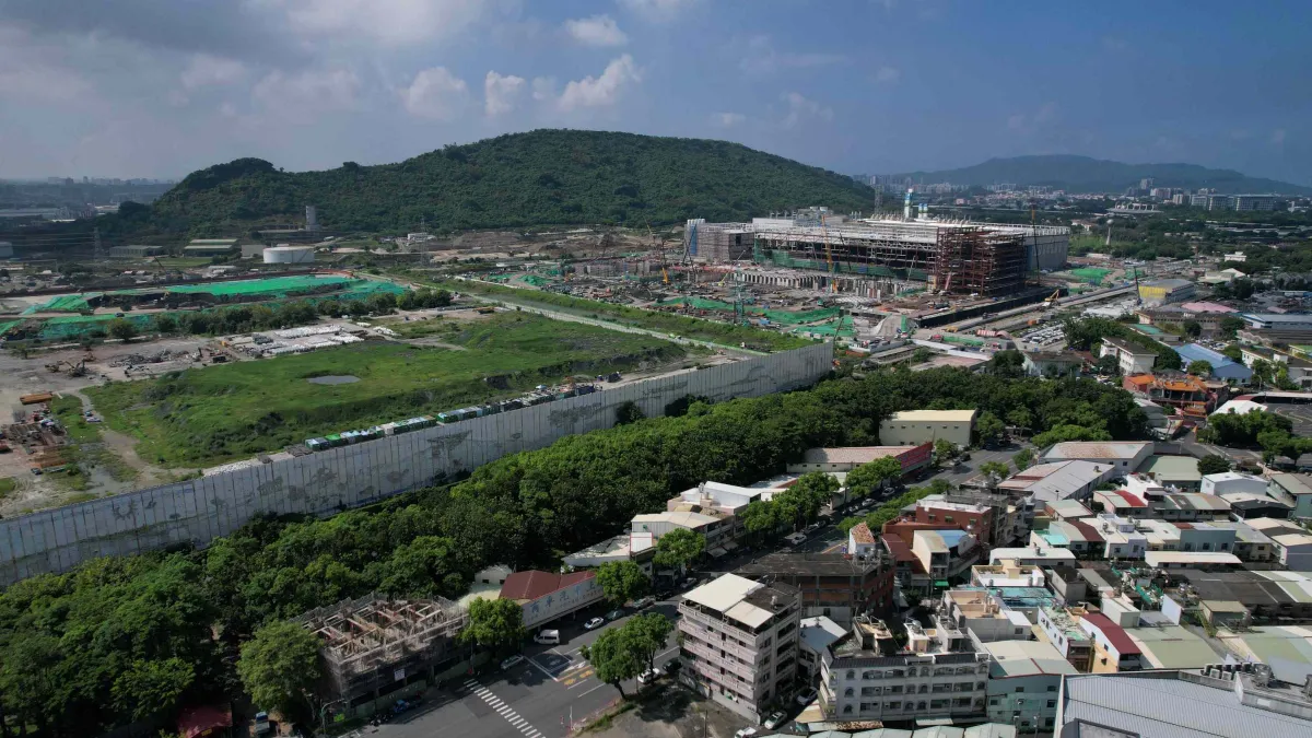 台積電進駐中油高雄煉油廠舊址,廠區如火如荼施工建造中。(地球公民基金會提供)