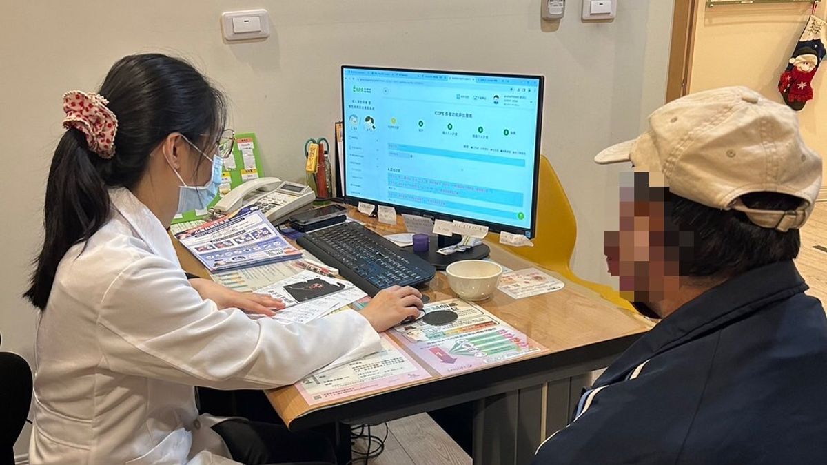 南投縣衛生局長陳南松局長親自頒獎表彰縣內32家醫療院所, 感恩縣內各醫療院所一起攜手最好民眾保健。(圖/南投縣政府) 南投縣衛生局長陳南松局長親自頒獎表彰縣內32家醫療院所, 感恩縣內各醫療院所一起攜手最好民眾保健。(圖/南投縣政府)