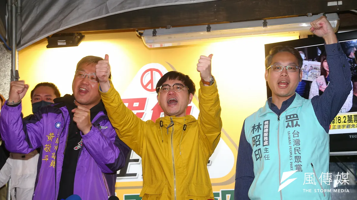 民進黨桃園市議員王浩宇罷免成功過關,在罷免通過的當下,罷王發起人唐平榮(中)在開票現場表示,這個榮耀是全台灣人民的勝利。(資料照,顏麟宇攝) 民進黨桃園市議員王浩宇罷免成功過關,在罷免通過的當下,罷王發起人唐平榮(中)在開票現場表示,這個榮耀是全台灣人民的勝利。(資料照,顏麟宇攝)