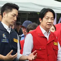 2026年度中央政府の総予算書が発表され、台北市長の蔣萬安(左)は学校の電気料金をめぐって賴清德(右)政権に正面から対抗した。(写真/柯承惠撮影) 2026年度中央政府の総予算書が発表され、台北市長の蔣萬安(左)は学校の電気料金をめぐって賴清德(右)政権に正面から対抗した。(写真/柯承惠撮影)
