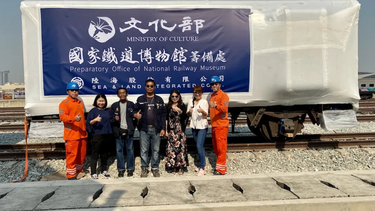 守車起吊之前,工作團隊見證歷史的一刻。(圖/文化部提供)