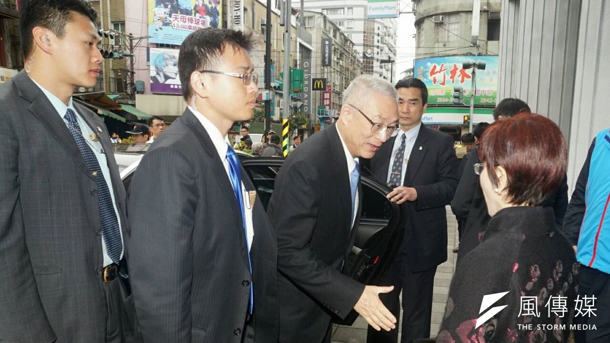 副總統吳敦義7日上午出席大陳紀念活動,離場前跟立院副院長洪秀柱握手。(蘇仲泓攝) 副總統吳敦義7日上午出席大陳紀念活動,離場前跟立院副院長洪秀柱握手。(蘇仲泓攝)