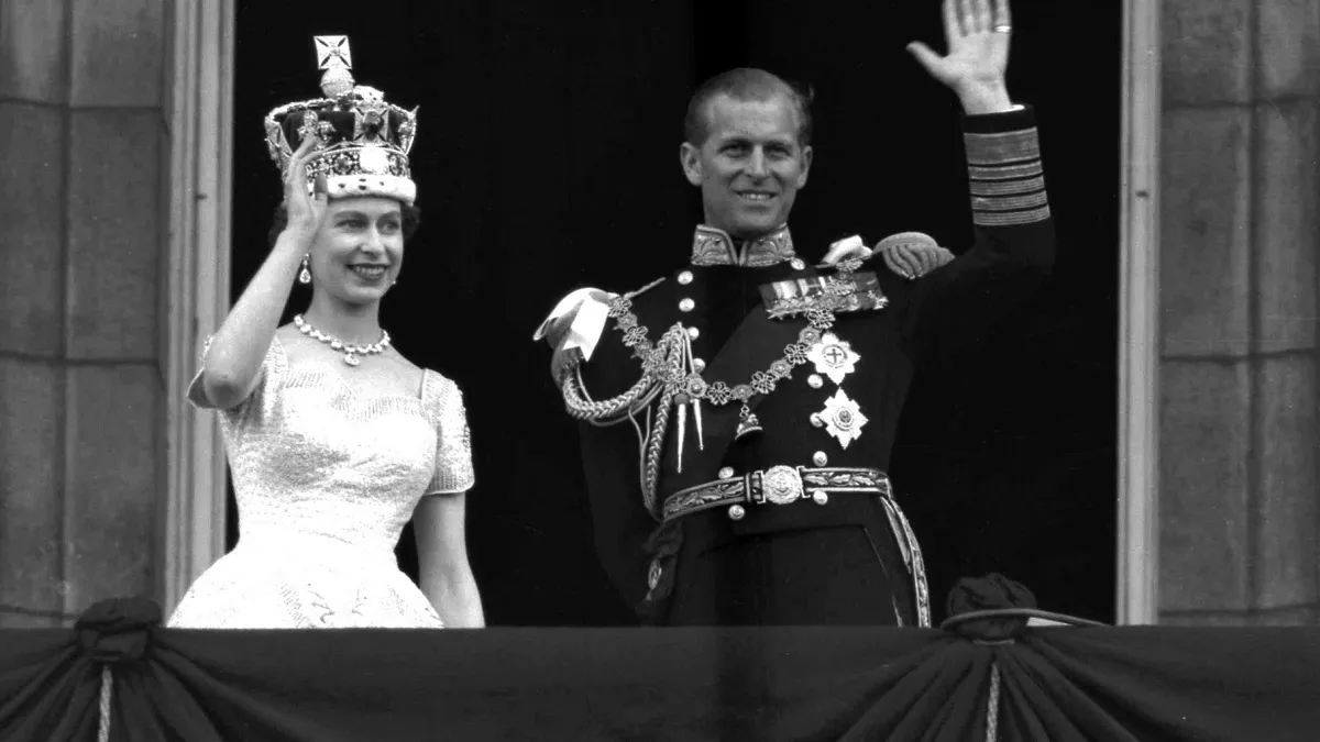 英國女王伊麗莎白與王夫菲利普,攝於1953年(AP)