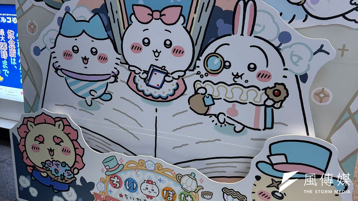 『ちいかわぽけっと』ハーフアニバーサリー記念ポップアップが大阪・大丸心斎橋店で開催され、4日午後には多くの来場者がアリス衣装のちいかわたちとの撮影や限定ノベルティを楽しみながら笑顔に包まれた。(写真/黃信維撮影) 『ちいかわぽけっと』ハーフアニバーサリー記念ポップアップが大阪・大丸心斎橋店で開催され、4日午後には多くの来場者がアリス衣装のちいかわたちとの撮影や限定ノベルティを楽しみながら笑顔に包まれた。(写真/黃信維撮影)