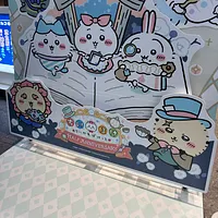 『ちいかわぽけっと』ハーフアニバーサリー記念ポップアップが大阪・大丸心斎橋店で開催され、4日午後には多くの来場者がアリス衣装のちいかわたちとの撮影や限定ノベルティを楽しみながら笑顔に包まれた。(写真/黃信維撮影) 『ちいかわぽけっと』ハーフアニバーサリー記念ポップアップが大阪・大丸心斎橋店で開催され、4日午後には多くの来場者がアリス衣装のちいかわたちとの撮影や限定ノベルティを楽しみながら笑顔に包まれた。(写真/黃信維撮影)