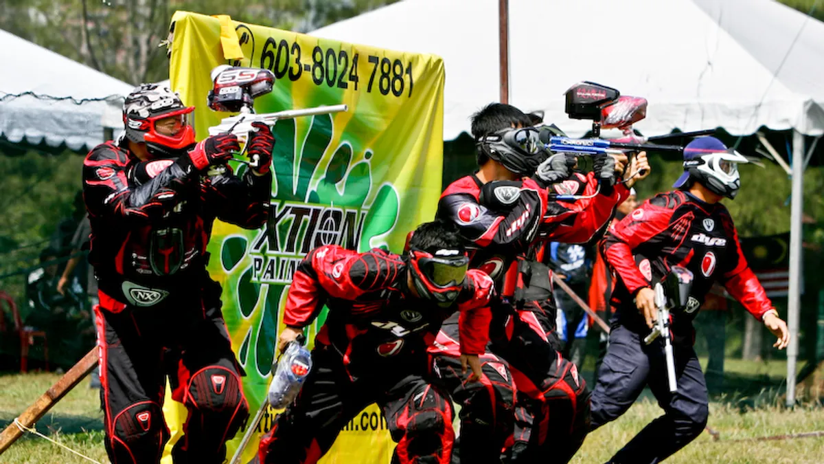 中華郵政新生訓練脫離以往死板做法,不再坐著上課,改打漆彈搏感情。圖中人物非中華郵政。(取自elginpk.com) 中華郵政新生訓練脫離以往死板做法,不再坐著上課,改打漆彈搏感情。圖中人物非中華郵政。(取自elginpk.com)