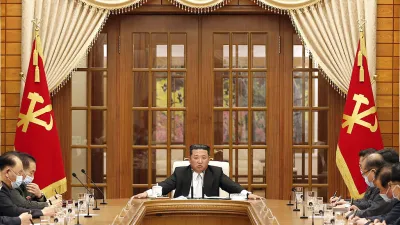 2022年5月12日,金正恩在平壤主持會議,承認北韓傳出首例Omicron確診。(美聯社)