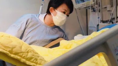 台中市長盧秀燕探視柔道受傷男童,並在男童耳邊為他加油打氣,「你很勇敢,我們為你加油」。(圖/台中市政府)