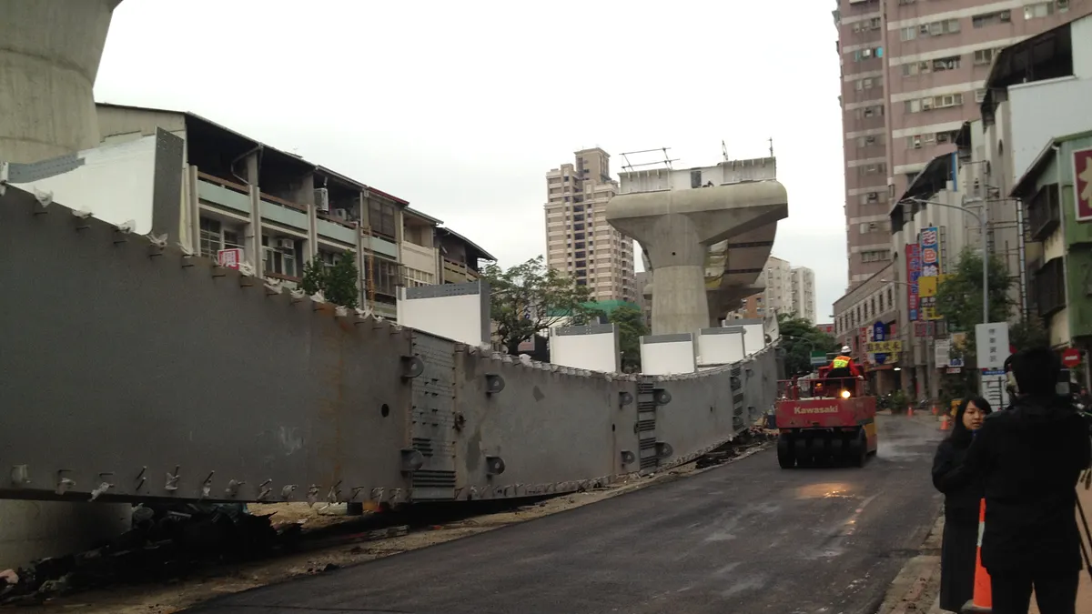 台中捷運發生工安意外,北捷檢討報告3點半出爐,報告指出,本案意外事故屬個案,初判可能是人為作業疏失,但內容卻未提及相關單位的責任為何。(民眾提供) 台中捷運發生工安意外,北捷檢討報告3點半出爐,報告指出,本案意外事故屬個案,初判可能是人為作業疏失,但內容卻未提及相關單位的責任為何。(民眾提供)