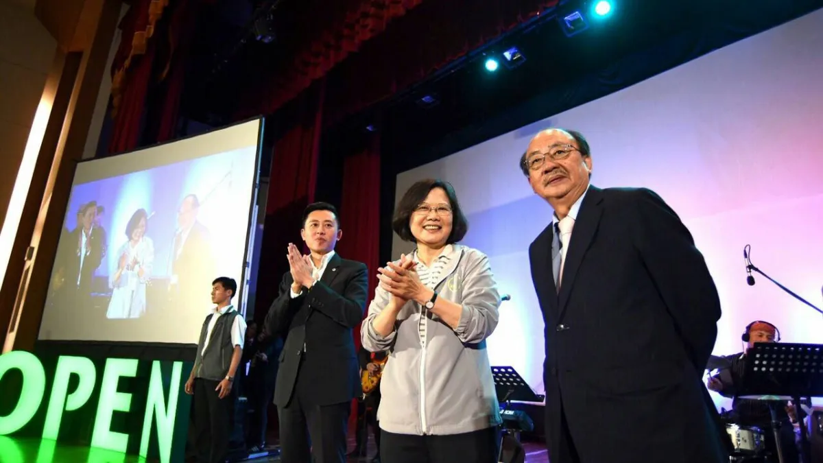 柯建銘(右)新書披露民進黨對美牛立場的轉折,直言不能選擇站在美國的對立面。(資料照/民進黨提供)