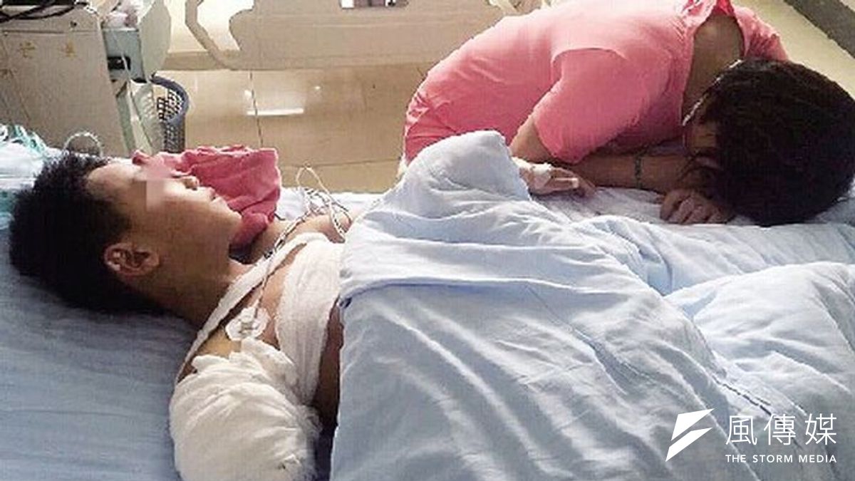 右臂遭黑熊咬斷的張童19日已完成截肢手術。(取自新京報) 右臂遭黑熊咬斷的張童19日已完成截肢手術。(取自新京報)
