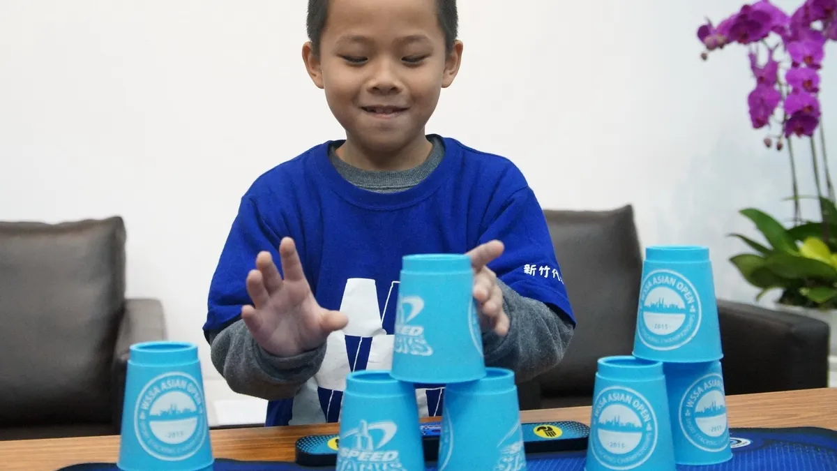 快手疊杯破世界紀錄 舊社國小學生手腦並用