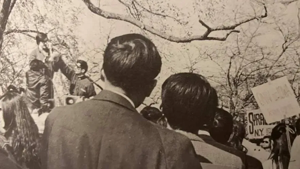 1971年4月30日在華盛頓的保釣示威現場,學生領袖正發表演講。(李怡提供)