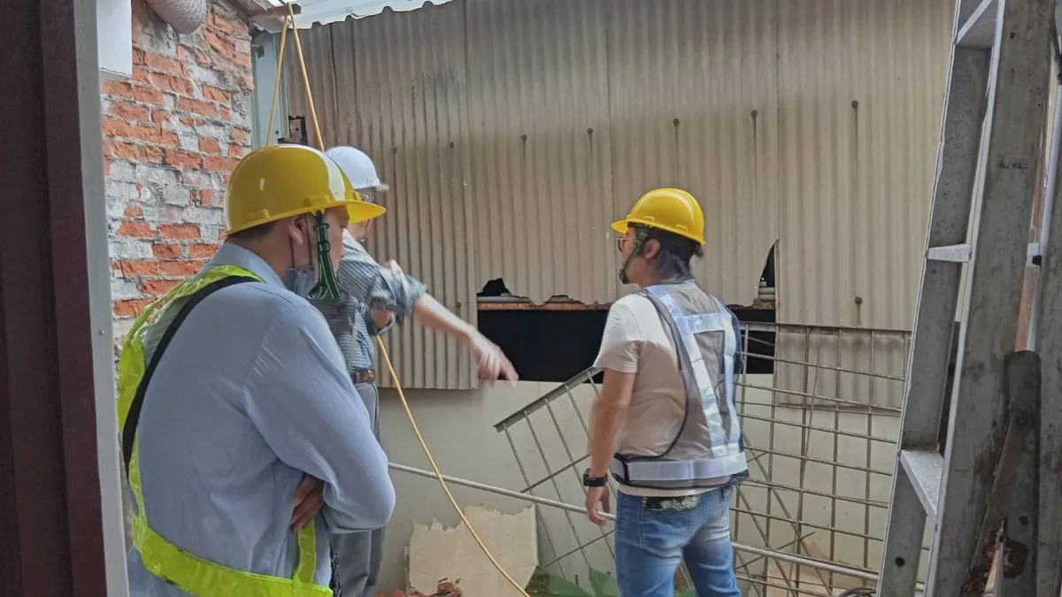 水利局與工務局違章建築處理大隊聯手執行苓雅區凱旋三路338巷未配合污水接管之違建戶拆除作業。(圖/高市水利局提供)
