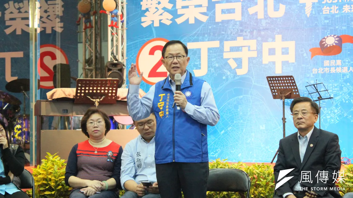 國民黨台北市長候選人丁守中(右二)晚間在競選總部,與40位台北市家長談性平教育議題。(周怡孜攝)
