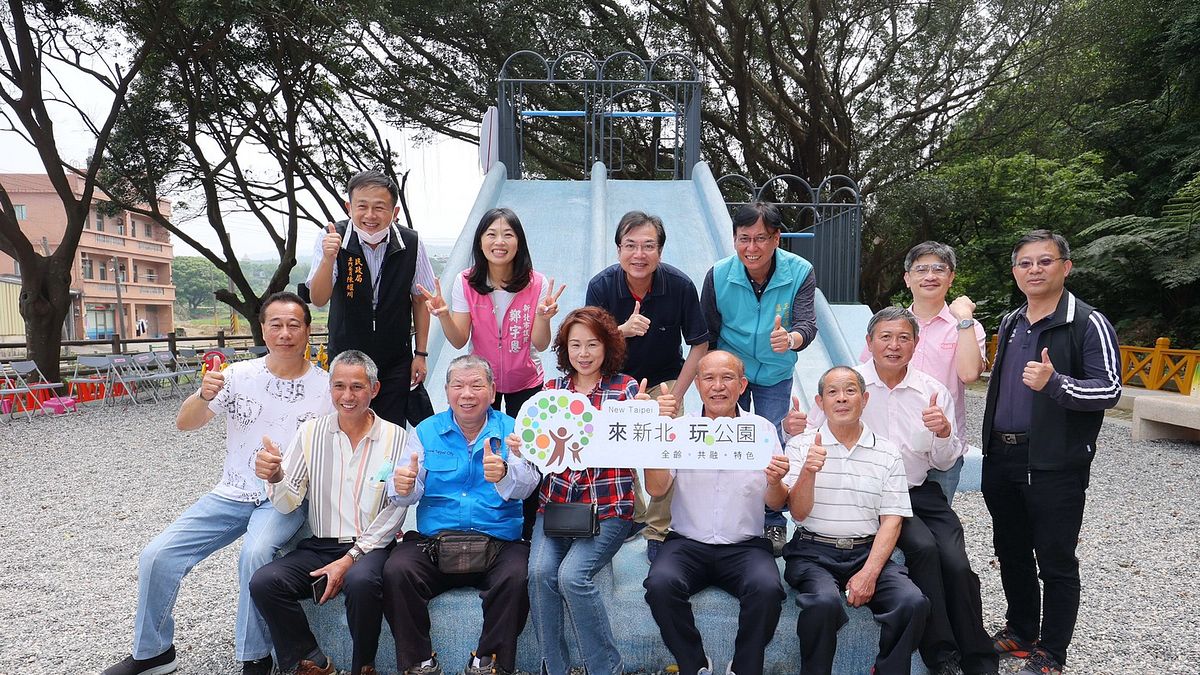 三芝櫻花水車特色共融遊戲場完工啟用,民政局專門委員(左起):陳耀川、鄭宇恩議員、劉和然副市長、王立文區長、農業局長李玟、景觀處林俊德處長和(前排)當地里長合影。(圖/新北市三芝區公所提供) 三芝櫻花水車特色共融遊戲場完工啟用,民政局專門委員(左起):陳耀川、鄭宇恩議員、劉和然副市長、王立文區長、農業局長李玟、景觀處林俊德處長和(前排)當地里長合影。(圖/新北市三芝區公所提供)