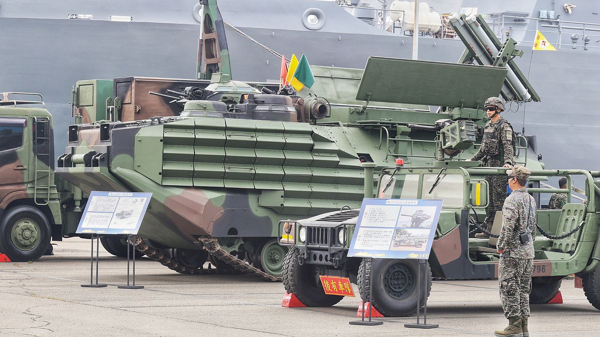 海軍營區周末開放!兩棲突擊破障先鋒 AAV7掃雷車「香腸串」炸藥遠端開路