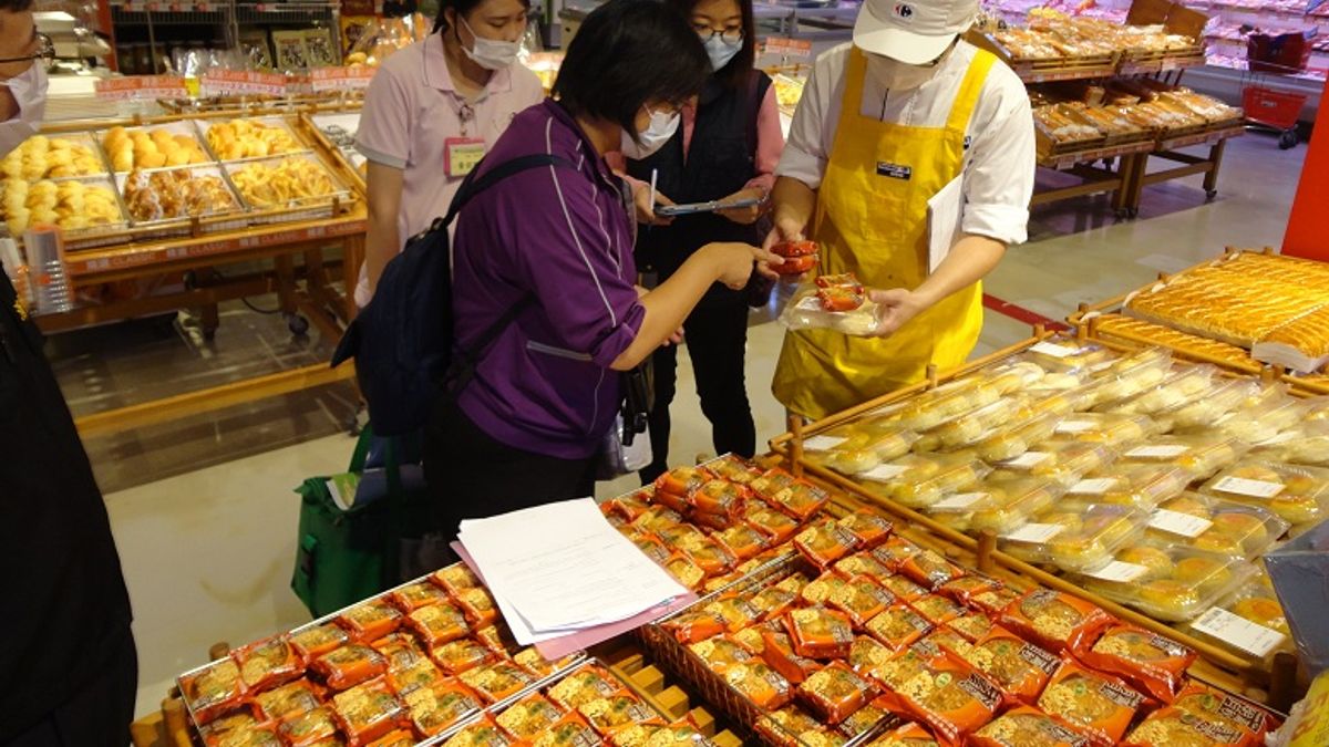 高雄市衛生局稽查人員會同消保官抽驗中秋節食品。(圖/高雄市衛生局提供) 高雄市衛生局稽查人員會同消保官抽驗中秋節食品。(圖/高雄市衛生局提供)