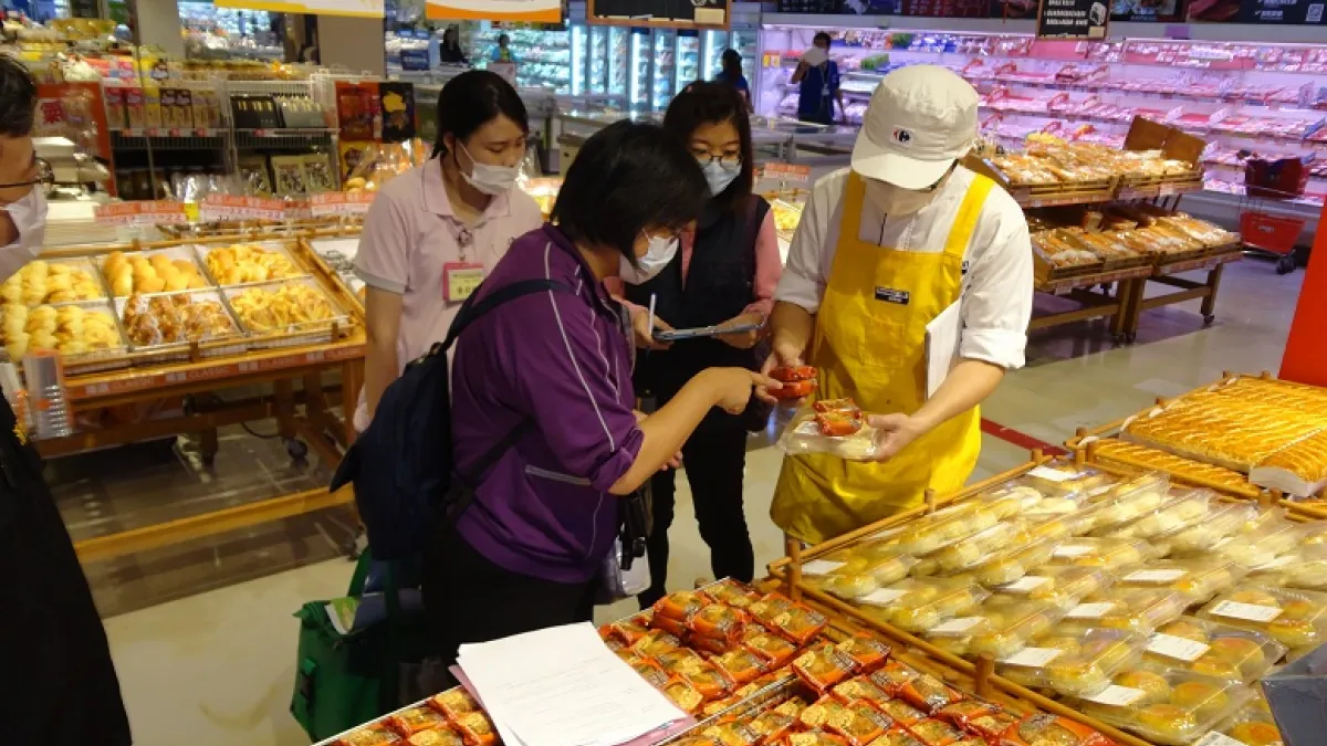 高雄市衛生局稽查人員會同消保官抽驗中秋節食品。(圖/高雄市衛生局提供)
