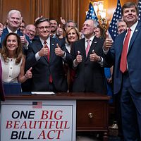 2025年7月3日、米国連邦下院が減税と支出削減法案の採決を可決し、議長ジョンソンが共和党員に囲まれ記者会見を開いた。(AP通信) 2025年7月3日、米国連邦下院が減税と支出削減法案の採決を可決し、議長ジョンソンが共和党員に囲まれ記者会見を開いた。(AP通信)