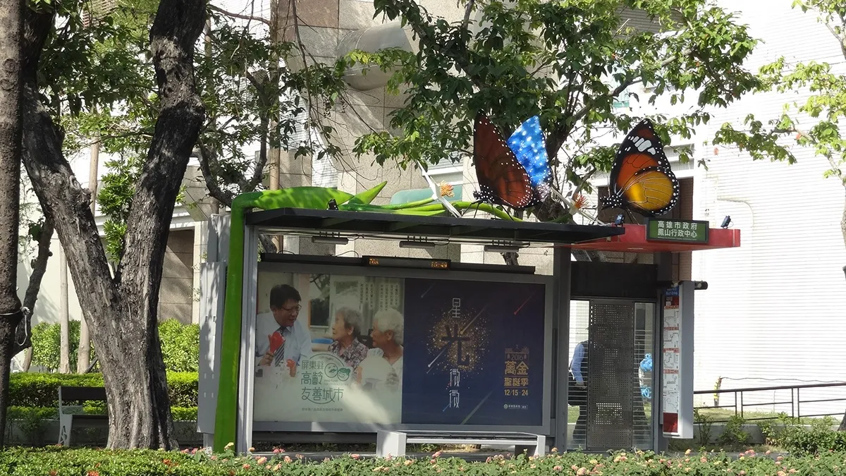 紫斑蝶現蹤超吸睛 候車亭變身為露天博物館