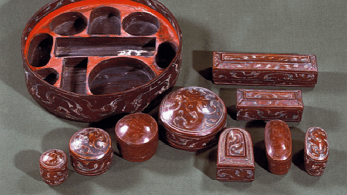 匳(音連):妝匳是指女人盛化妝品的盒子。(百度百科) 匳(音連):妝匳是指女人盛化妝品的盒子。(百度百科)