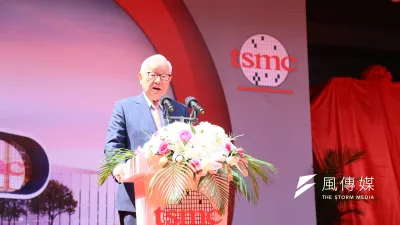 台積電創辦人張忠謀在董事長任內最後一個重要決定,就是2017年拍板3奈米新廠留在台灣。圖為2017年9月他出席在大陸南京的晶圓16廠進機典禮。(台積電提供)