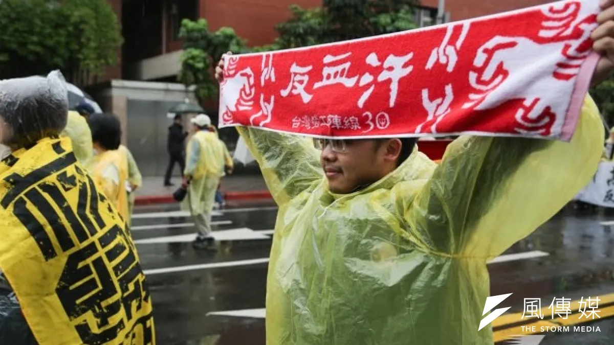 台灣處於「悶經濟、苦生活」的狀態,萬物皆漲,只有薪水不漲,過去基本工資被汙名化,但現在實質平均薪資已倒退至15年前水準。(余志瑋攝)