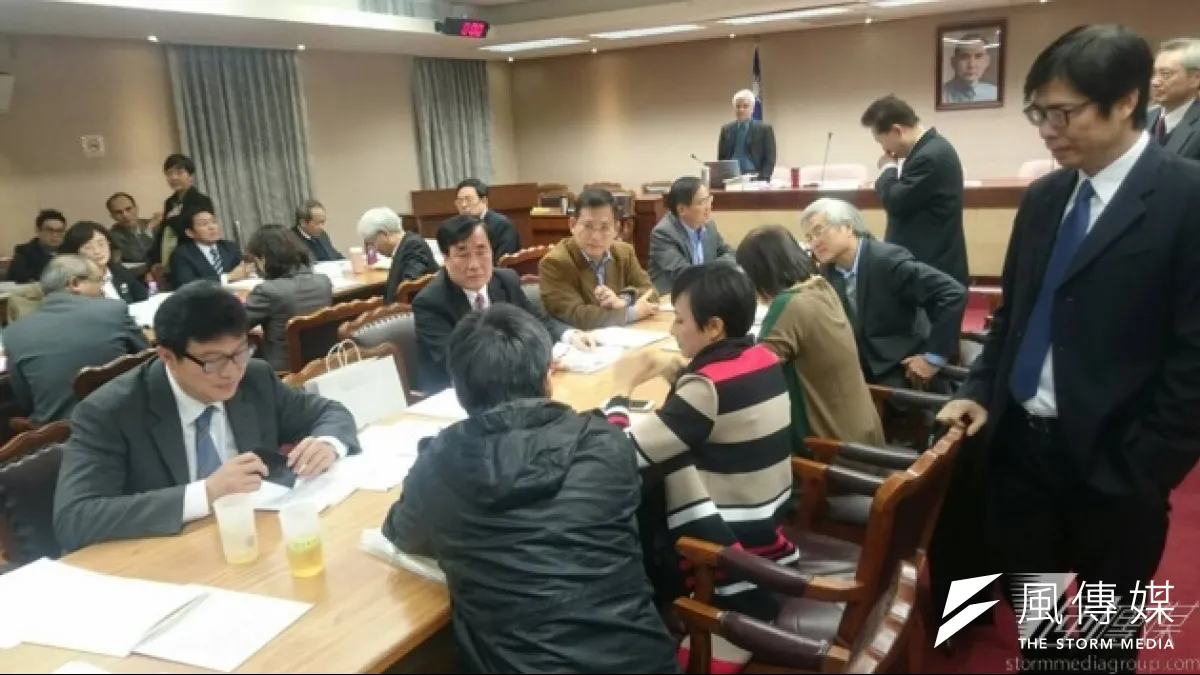 立法院內政委員會原訂15日審查中選會人事提名案,但有綠委發現,當中幾位被提名人的資料不足,有人缺少自傳經歷,有人疑似隱匿過去國民黨資歷,因而要求行政院及被提名人補齊資料。(林瑋豐攝)
