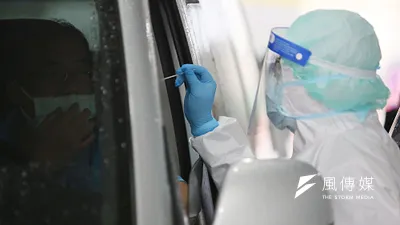 為了「染疫風險最高」的」第一線醫護人員,也為了「抵抗力最弱」的患者及陪病者,指揮中心絕不應該用快篩取代PCR成為入院許可。(資料照,柯承惠攝)