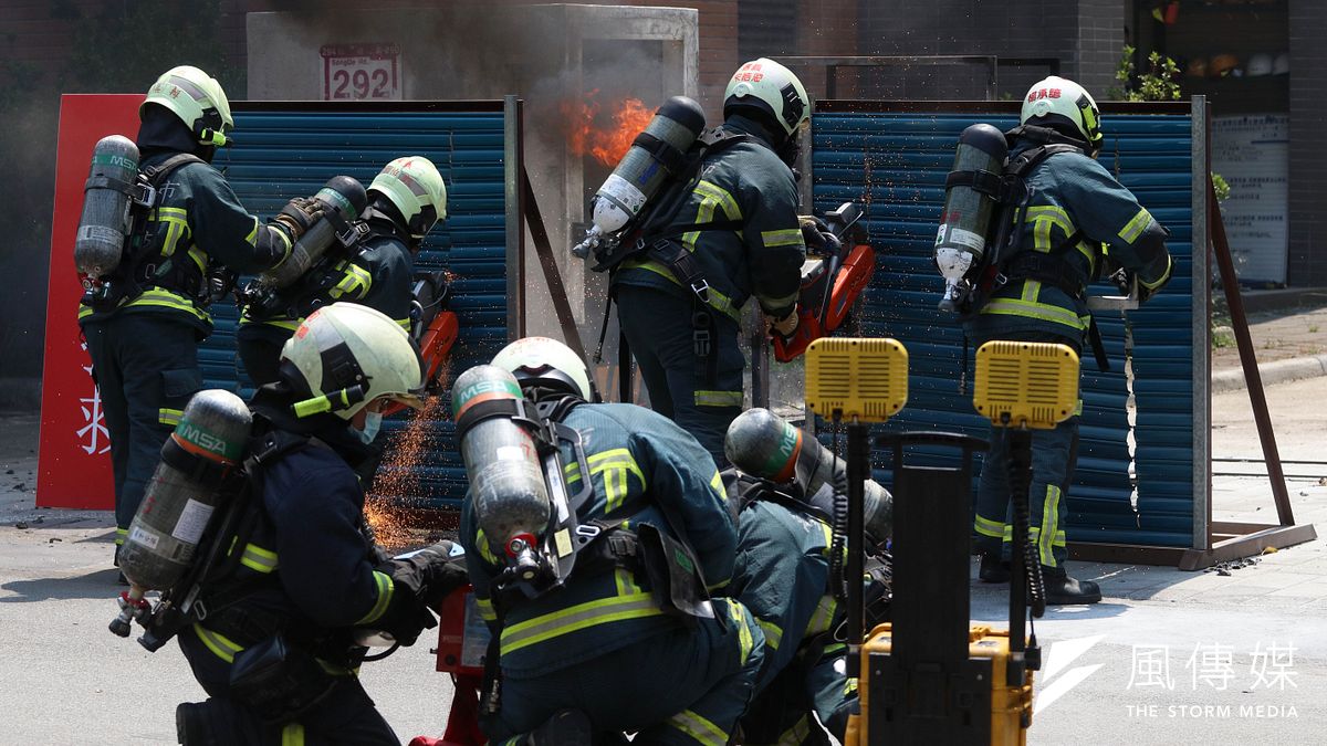 接續實施萬安演習,北市府選定虎林變電所演練關鍵基礎設施遇襲,警消投入搶救。(蘇仲泓攝) 接續實施萬安演習,北市府選定虎林變電所演練關鍵基礎設施遇襲,警消投入搶救。(蘇仲泓攝)