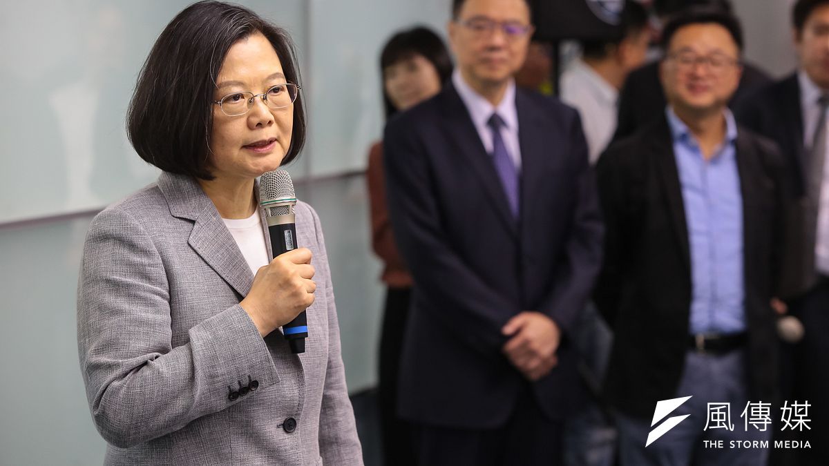 總統蔡英文(左)說,改革會面臨既有利益者反撲,領導者必須承受壓力、承受攻擊,必須不計毀譽,勇敢帶領國家往前走。(顏麟宇攝) 總統蔡英文(左)說,改革會面臨既有利益者反撲,領導者必須承受壓力、承受攻擊,必須不計毀譽,勇敢帶領國家往前走。(顏麟宇攝)