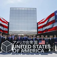 2025年7月19日、米財務長官ベッセント氏、日本の首席貿易交渉代表赤澤亮正氏と双方の代表団メンバーが大阪で記念撮影。(AP通信) 2025年7月19日、米財務長官ベッセント氏、日本の首席貿易交渉代表赤澤亮正氏と双方の代表団メンバーが大阪で記念撮影。(AP通信)