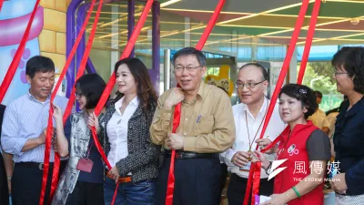 018年市長選情各家開打,台北市長柯文哲更是磨刀霍霍,除比歷屆市長還要勤走商圈、中產階級社團、地方組織,也在2014年助他大勝的網路民意上,用心有加!圖為柯參與幼兒園聯合揭牌記者會。(資料照片,陳明仁攝)