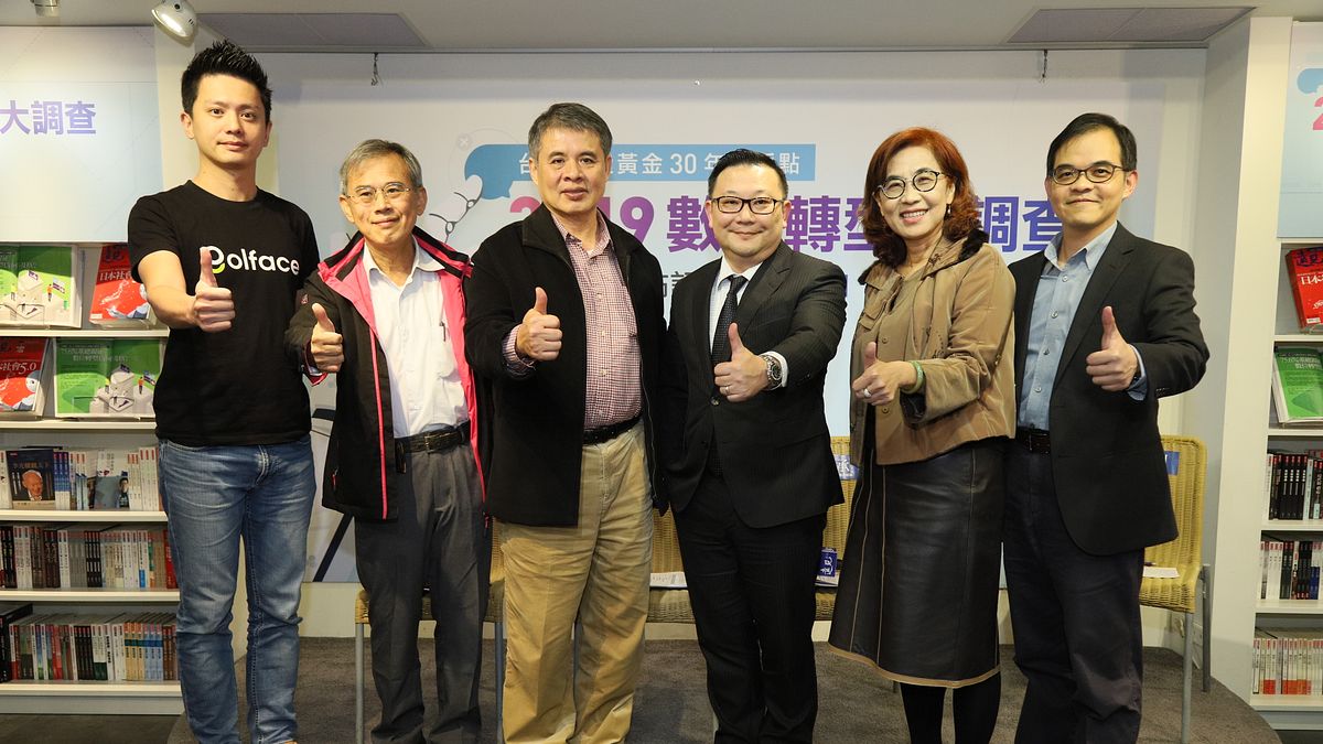 綠夾克運動事業執行長廖聰哲(左起)、裕珍馨董事兼成功大學製造資訊與系統研究所特聘教授陳裕民、裕珍馨董事長陳裕賢、SAP全球副總裁台灣總經理謝良承共同出席2019全台首份數位轉型大調查進行對談,並於會後開心合影。(圖/遠見提供) 綠夾克運動事業執行長廖聰哲(左起)、裕珍馨董事兼成功大學製造資訊與系統研究所特聘教授陳裕民、裕珍馨董事長陳裕賢、SAP全球副總裁台灣總經理謝良承共同出席2019全台首份數位轉型大調查進行對談,並於會後開心合影。(圖/遠見提供)