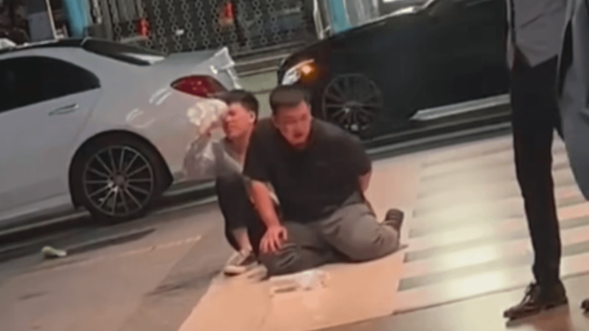 兩名眼鏡男則表情痛苦地坐在路旁另一側,且都未配戴眼鏡,疑似經歷肢體衝突後已有受傷。(圖/翻攝●【爆廢公社二館】●臉書) 兩名眼鏡男則表情痛苦地坐在路旁另一側,且都未配戴眼鏡,疑似經歷肢體衝突後已有受傷。(圖/翻攝●【爆廢公社二館】●臉書)