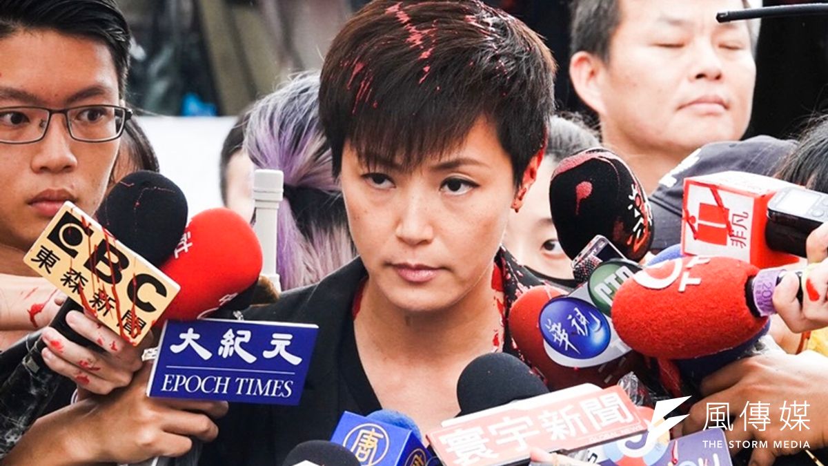 參加「929台港大遊行—撐港反極權」的香港歌手何韻詩(見圖),在接受媒體訪問時被民眾潑紅漆。(簡必丞攝) 參加「929台港大遊行—撐港反極權」的香港歌手何韻詩(見圖),在接受媒體訪問時被民眾潑紅漆。(簡必丞攝)