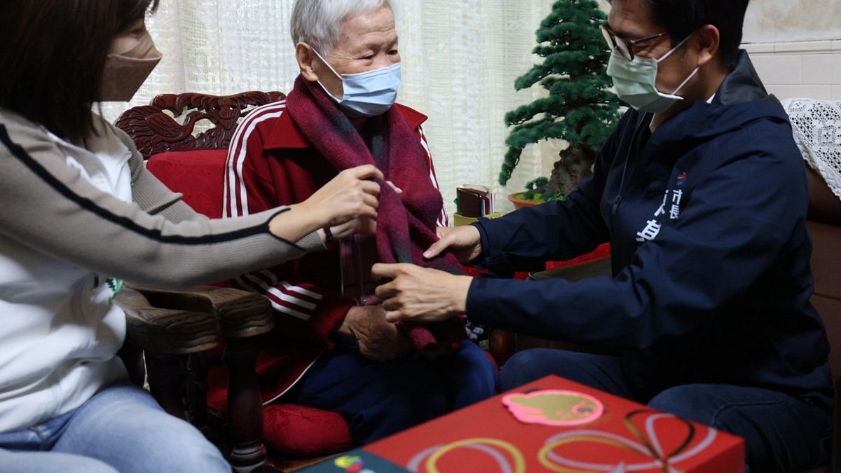 高雄市長陳其邁前往左營區慰訪獨居長輩拜年問好,並致贈年節禮盒、市長紅包與暖心福袋。(圖/高市社會局提供) 高雄市長陳其邁前往左營區慰訪獨居長輩拜年問好,並致贈年節禮盒、市長紅包與暖心福袋。(圖/高市社會局提供)
