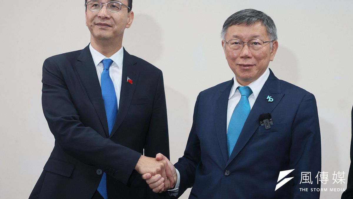 國民黨主席朱立倫(左)、民眾黨主席柯文哲(右)上月30日出席國民黨、民眾黨政黨協商會議。(資料照,柯承惠攝) 國民黨主席朱立倫(左)、民眾黨主席柯文哲(右)上月30日出席國民黨、民眾黨政黨協商會議。(資料照,柯承惠攝)